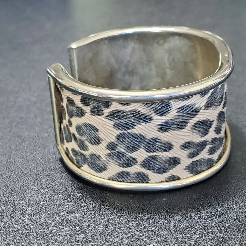 Gold tone textured animal print bracelet 6.75